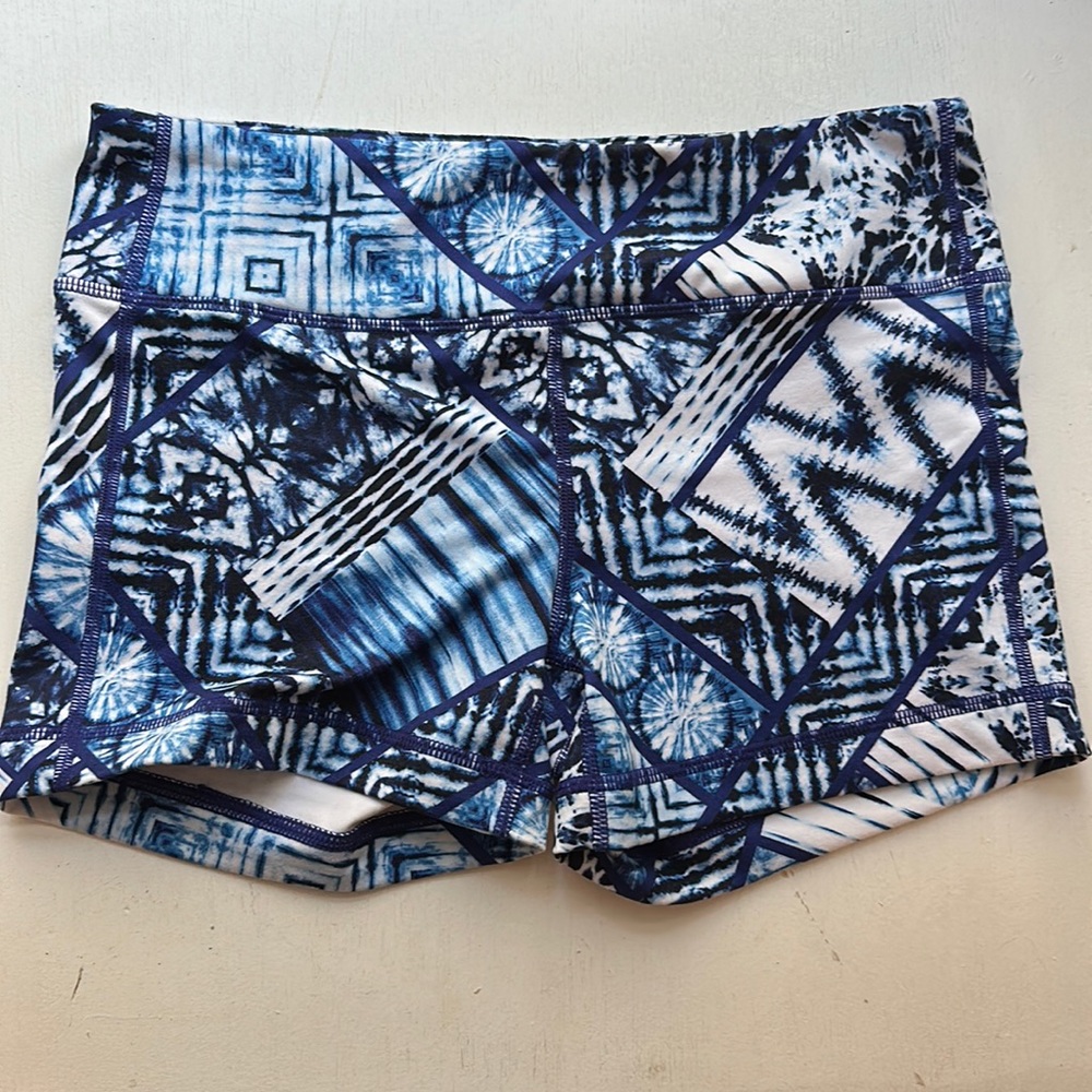 Athleta mid-rise 2.5” inseam shorts, S